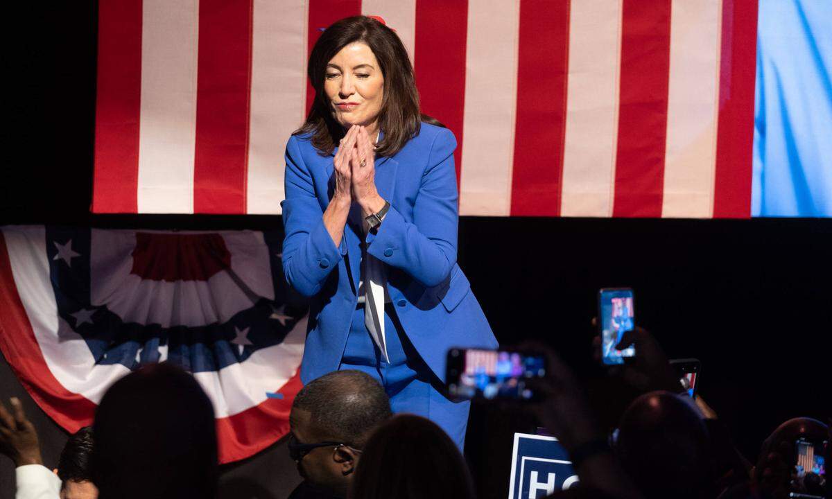 Die Gouverneurswahl in New York gewinnt Demokratin Kathy Hochul. Die 64-jährige Hochul hat sich gegen den Republikaner Lee Zeldin behauptet, der in den vergangenen Wochen in Umfragen aufgeholt hatte. Sie wird damit die erste Frau, die das Gouverneursamt von New York übernimmt.