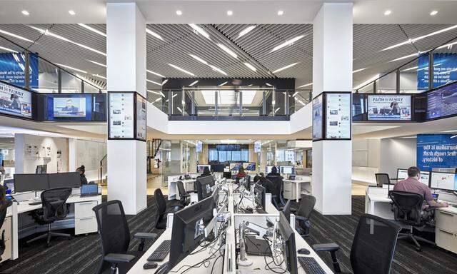 Das zentrale Nervenzentrum der „Washington Post“: Der offene Grundriss des Newsrooms nutzt natürliches Licht, ist auf Sichtbarkeit und Zugänglichkeit ausgelegt und ermöglicht schnelle Kommunikation. 