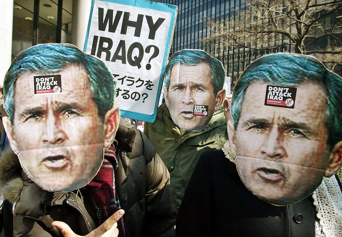 Am 15. Februar 2003 kam es deswegen auch zu den größten Demonstration der Geschichte: Weltweit gingen Menschen auf die Straße, um gegen die Kriegspläne zu demonstrieren. Wie hier in Tokio zeigten sie dabei auch häufig das Gesicht des damaligen US-Präsidenten, mit einem Aufruf, den Irak nicht anzugreifen.