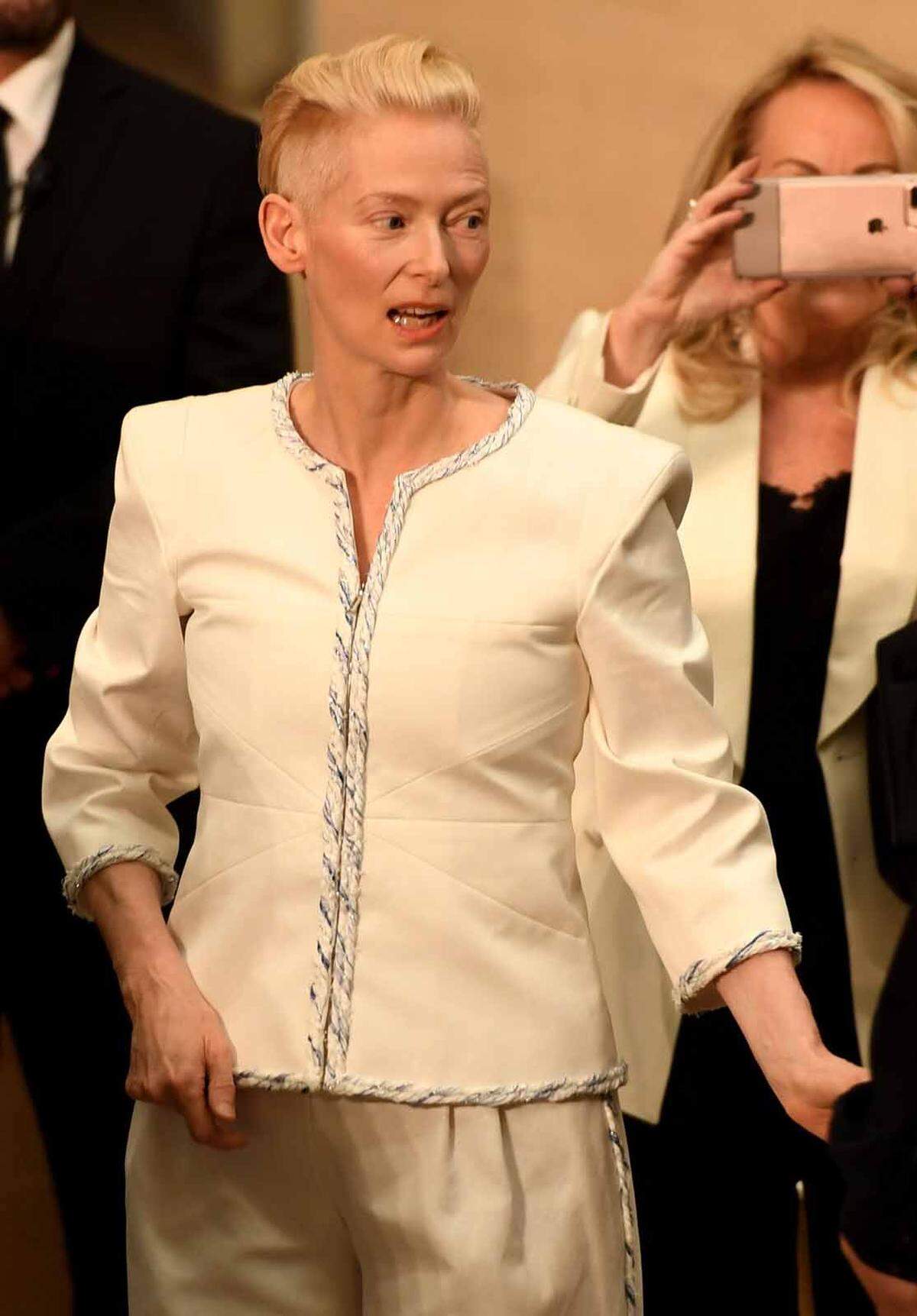 Tilda Swinton trug natürlich ein Outfit des Hauses.