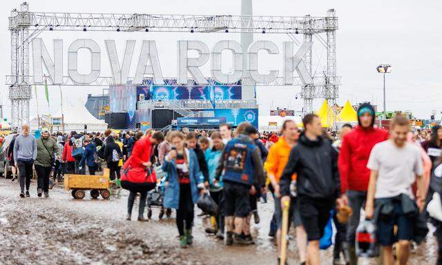 Gatschig, aber ruhig: Das Rote Kreuz sprach von wenigen Einsätzen am Musikfestival "Nova Rock". 