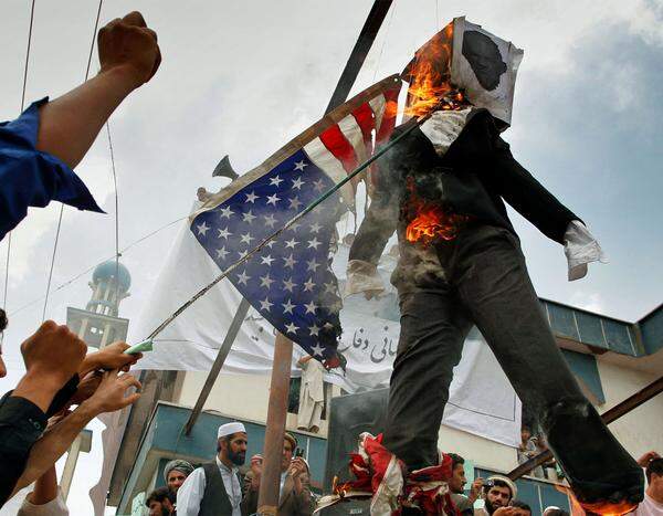 Tatsächlich hat bereits die Ankündigung der Koran-Verbrennung in Afghanistan zu Protesten geführt. Wie etwa in Kabul, wo eine wütende Menschenmenge Puppen mit dem Bild von Pastor Jones verbrannte. Sollte die Aktion am Samstag tatsächlich über die Bühne gehen, drohen auch gewaltsame Proteste.