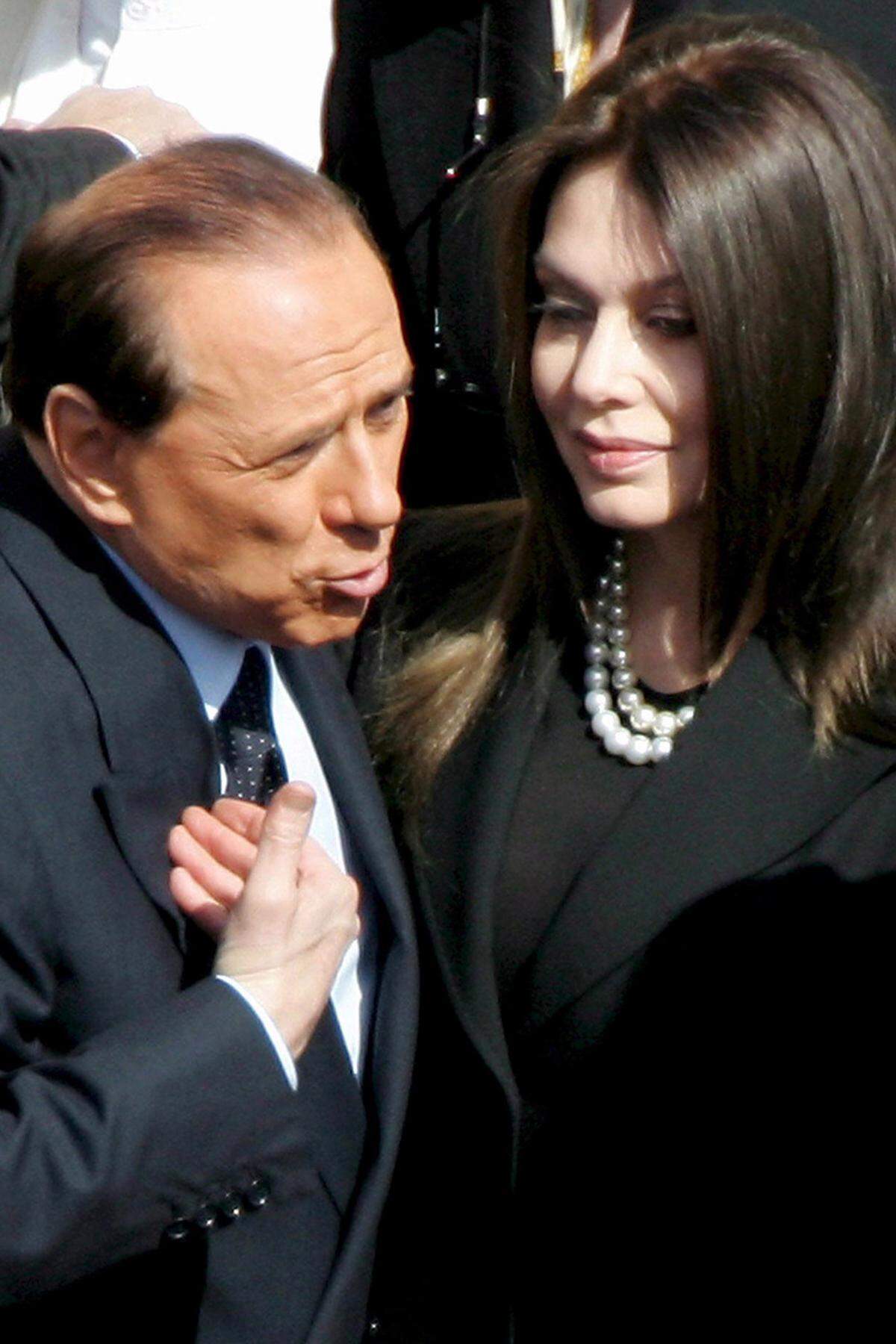 20 Jahre lang war sie die stille Ehefrau an der Seite des schillernden Regierungschefs und Medientycoons. Seit Berlusconis Einstieg in die Politik hatten sie die Italiener nur selten in ihrer Rolle als First Lady in der Öffentlichkeit erlebt. Doch im Mai 2009 platzte der heute 53-jährigen Ex-Schauspielerin der Kragen. Sie kündigte die Scheidung an.