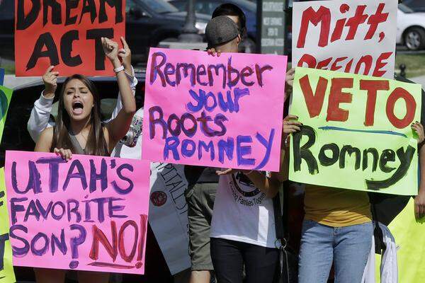 Der Kampf gegen illegale Einwanderung steht sowohl bei Obama als auch bei Romney weit oben auf der To-Do-Liste. Romney schwebt dafür etwa ein High-Tech-Zaun an der Grenze zu Mexiko vor. Weiters plädiert Romney dafür, dass in den USA lebende Immigranten ohne Papiere "sich selbst abschieben" sollen und später legal um neuerliche Einreise ansuchen sollen.