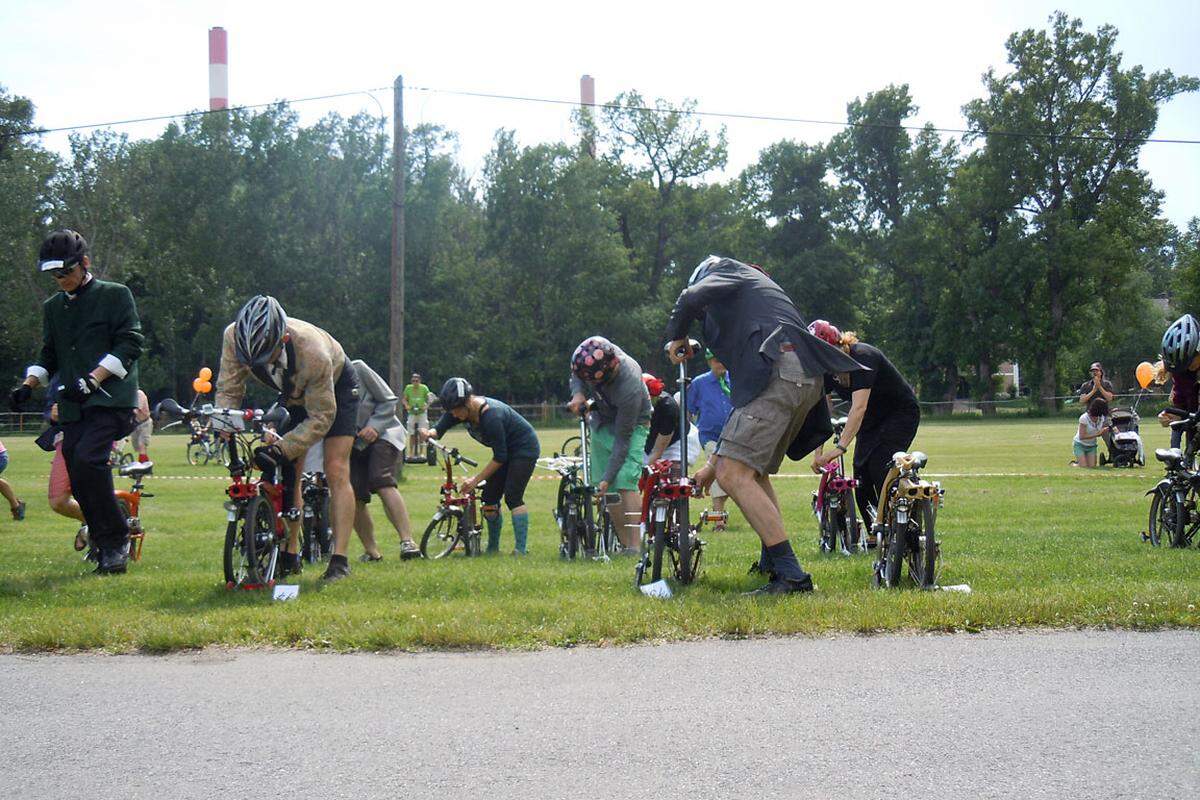 Der LeMans-Start forderte Alles von den Teilnehmern: Mussten sie doch zu ihren Falträdern laufen, diese fahrtüchtig machen und so schnell wie möglich losradeln.