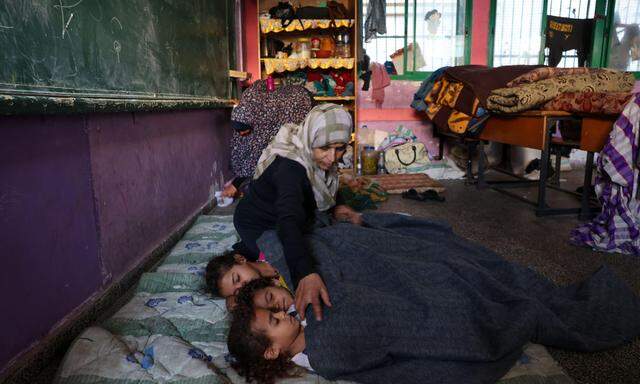 Eine palästinensische Familie hat Zuflucht in einer UN-Schule im Süden des Gazastreifens gefunden.