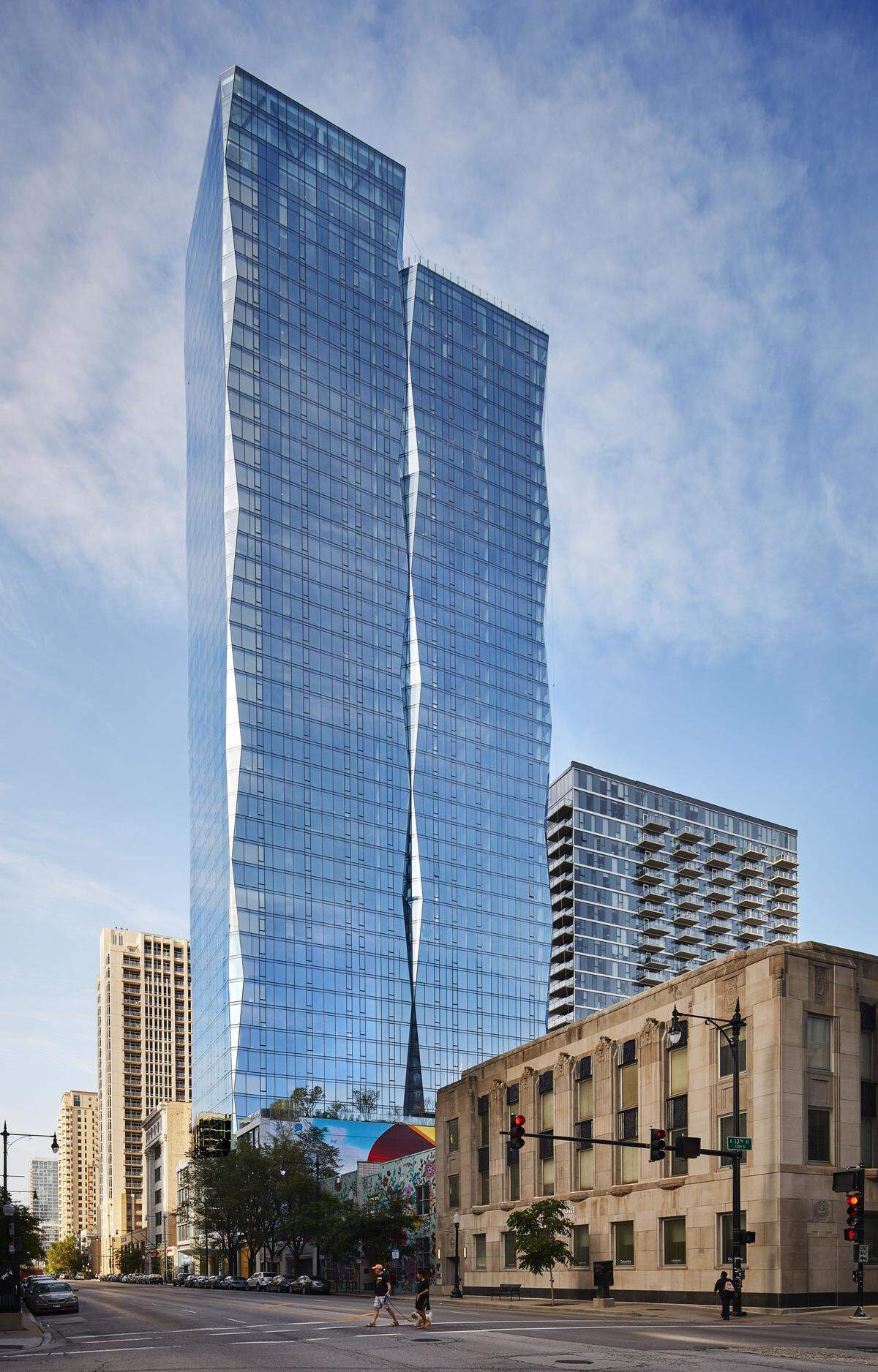 Der Luxus-Wohnturm in Chicago verfügt über 48 Stockwerke und misst 157 Meter. Geplant wurde er vom Architekturbüro Solomon Cordwell Buenz (SCB).