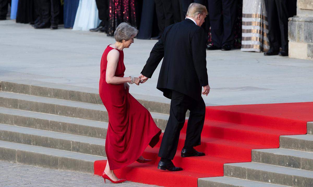 Da war noch alles in Ordnung: Der US-Präsident geleitete Theresa May Händchen haltend die Treppen des Palastes hoch. Es ist nicht das erste Mal: Bereits bei ihrem Staatsbesuch vergangenen Jänner sorgte ein Foto, in dem die beiden Hände hielten, für Kritik in London.