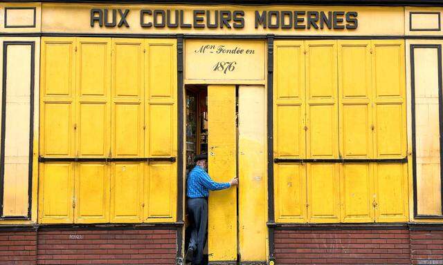 In Frankreichs Städten geht die Angst vor den Randalierern um. Hier schließt der Verkäufer Shabbir sein Haushalts- und Eisenwarengeschäft im Zentrum von Paris. 
