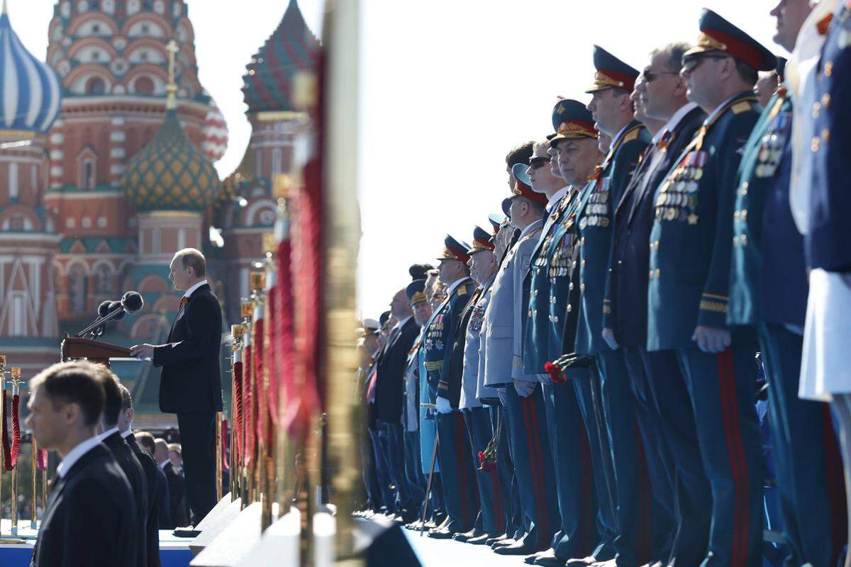 "Dies ist ein Feiertag, an dem die über alles siegende patriotische Kraft triumphiert, an dem wir alle besonders stark fühlen, was es bedeutet, dem Mutterland treu zu sein, und wie wichtig es ist, für unsere Interessen einzustehen", so Putin. "Der 9. Mai war, ist und bleibt unser wichtigster Feiertag", sagte Putin bei der live im Staatsfernsehen übertragenen Waffenschau.