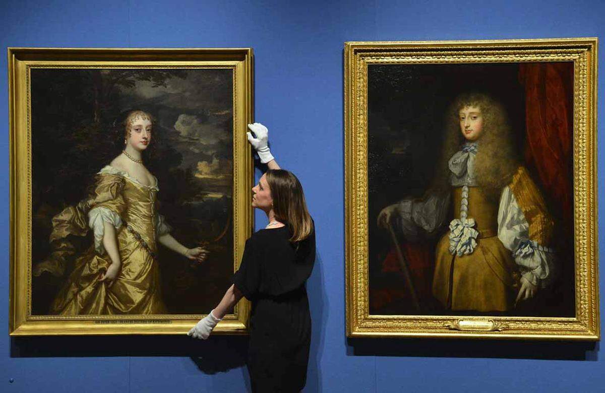 Beginnend mit den Anfängen des 16. Jahrhunderts zeigt die Ausstellung den wechselnden Geschmack der Monarchen und die Ausbreitung der Mode durch Europa. Zwei Porträts von Fancis Stuart, Herzogin von Richmond, in einem Frauen- und Männeroutfit.