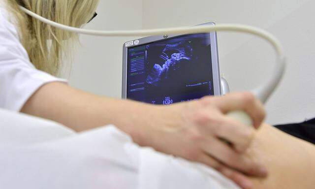 Schwangerschaft M�nchen DEU 19 11 2012 Ultraschalluntersuchung einer Schwangeren im Rot Kreuz Klin