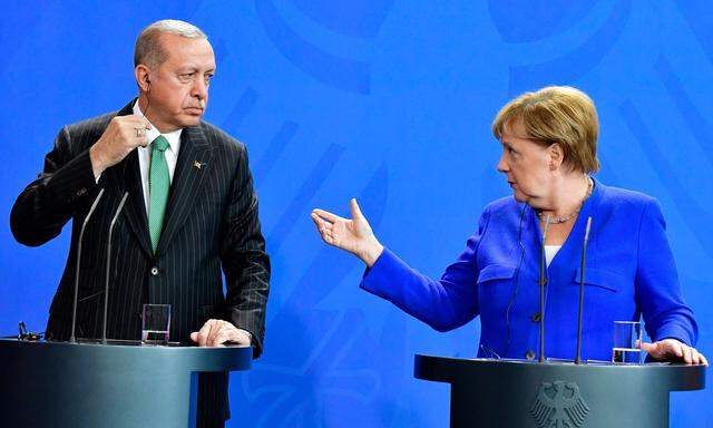 Recep Tayyip Erdoğan trifft bei seinem dreitägigen Staatsbesuch gleich zwei Mal Bundeskanzlerin Angela Merkel. Der erste Auftritt verlief nicht friktionsfrei.