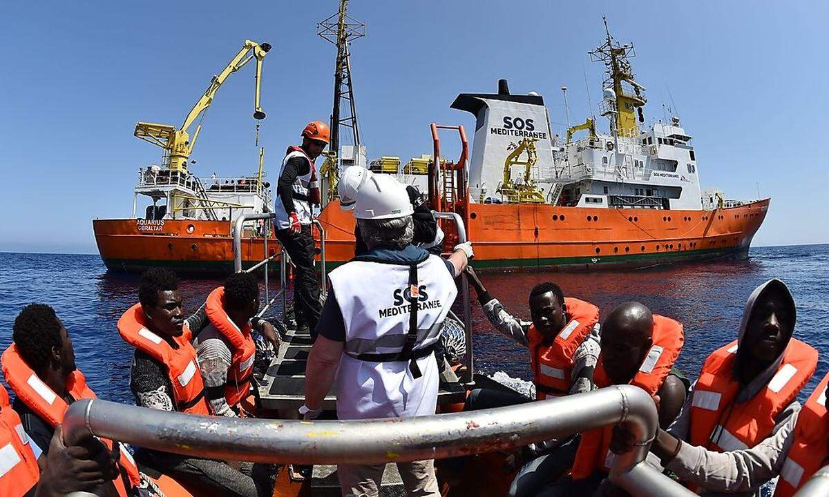 Ein Rettungsboot hilft in Seenot geratenen Flüchtlingen.