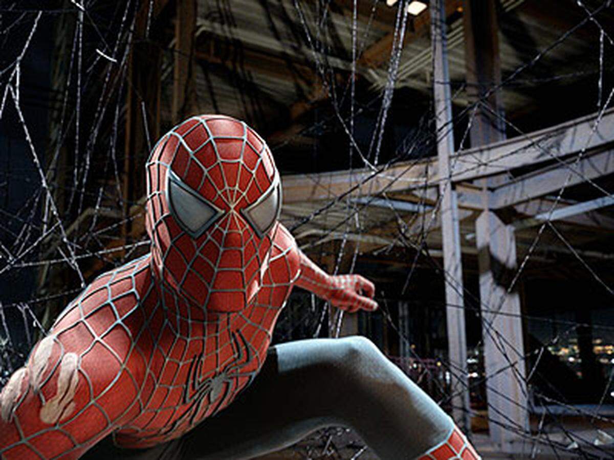 In wenigen Minuten wird das Handlungsnetz auf die Leinwand geworfen: Wie schon beim letzten Spider-Man-Film kippt der Zuschauer über eine einfache Bilderzählung während des Vorspanns ins Herz der Franchise – und landet beim erwachsenen Peter Parker (ideal: Tobey Maguire). Text: Markus Keuschnigg (Die Presse)