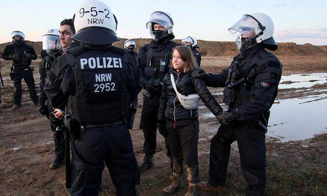 Auch Greta Thunberg näherte sich der Abbruchkante und wurde daraufhin von Polizei zur Identitätsfeststellung festgehalten.