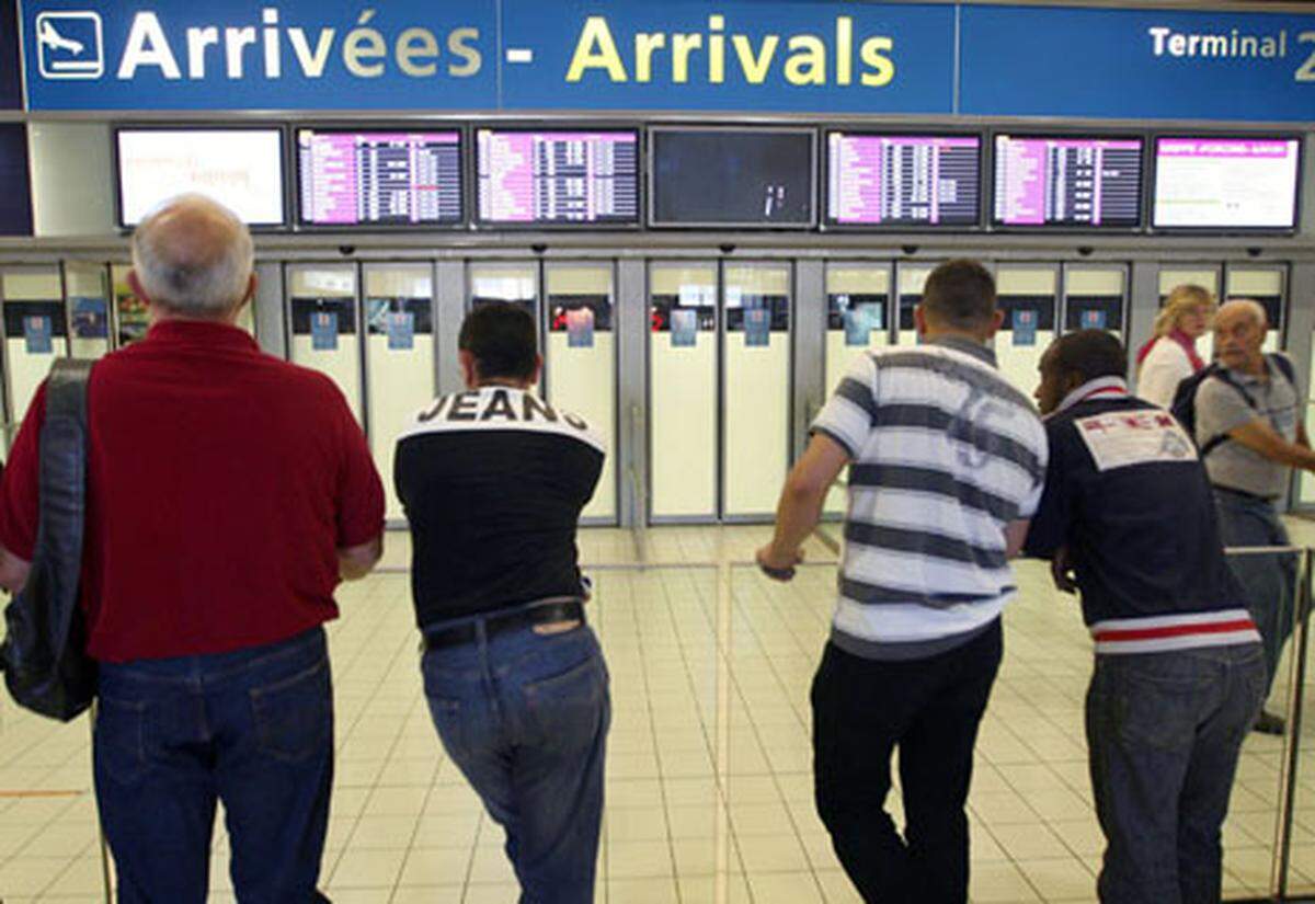 Die am Flughafen Charles de Gaulle wartenden Angehörigen der 216 Passagiere und zwölf Besatzungsmitglieder des Fluges...