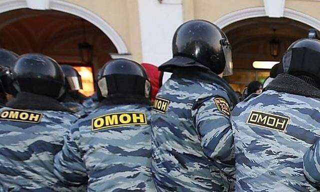 Archivbild: Russische Polizisten bei einer Demo in St. Petersburg.