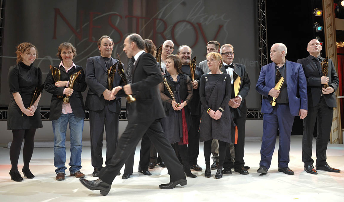 Wermutstropfen für die Wiener Theater: Kein einziger Preis ging an diesem Abend an Josefstadt, Volkstheater oder eine der anderen Bühnen des Landes. Zur "Besten deutschsprachigen Aufführung" wählte die Jury "Volpone" von Ben Jonson in der Regie von Werner Düggelin (Schauspielhaus Zürich).