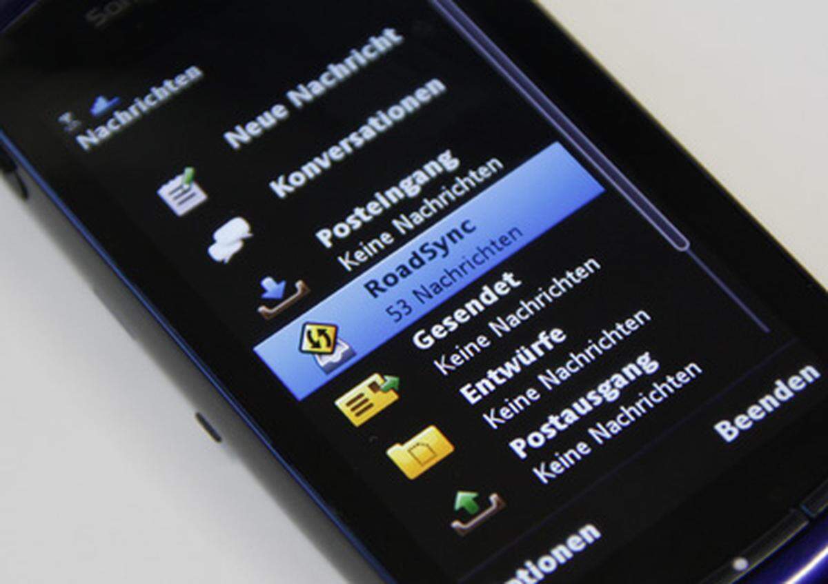 Mit dabei ist RoadSync, eine Anwendung, die Sony Ericsson mitliefert, um Daten mit Exchange-Servern abzugleichen. Diese Funktionalität ist bei Symbian bisher eher schlecht ausgereift, wird aber durch RoadSync gut ersetzt.