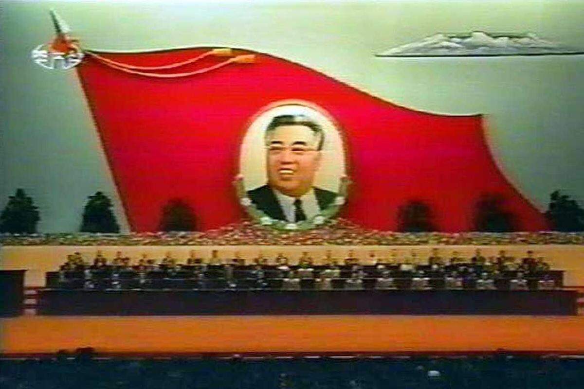 Noch unter der Herrschaft Kim Il-sungs startet Nordkorea sein Atomprogramm. 1979 beginnt es mit Hilfe Moskaus mit dem Bau eines Reaktors in der Anlage von Yongbyon.