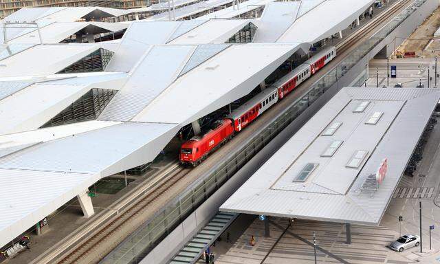 Das Ticket für Bahn, Bus, Bim und U-Bahn soll rasch eingeführt werden.