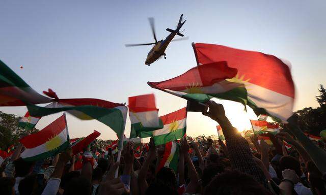 Jubel und kurdische Flaggen. Im Shanidar-Park in Erbil demonstriert eine gewaltige Menschenmenge für das Unabhängigkeitsreferendum am 25. September. 