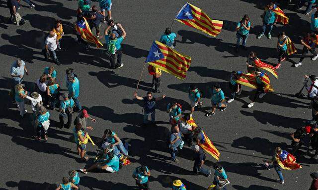 Proteste in Barcelona: Von überall her strömten am Nationalfeiertag Demonstranten zu einer Großkundgebung. 