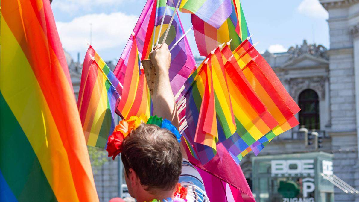 Im Juni wird in vielen Ländern der Welt der Pride-Month gefeiert. Pride-Veranstaltungen locken aber längst nicht mehr nur heimische Mitglieder der LGBTQIA+-Community auf die Straßen. Viele lassen sich von der Gelegenheit, an der Pride teilzunehmen, zu einem Kurztrip in eine andere Stadt inspirieren. Der Ferienhausanbieter Holidu hat über 100 europäische Städte auf ihre LGBTQIA+-Freundlichkeit untersucht. Wer also noch auf der Suche nach einer Feriendestination für den Sommer ist, wird auf dieser Liste vielleicht fündig.