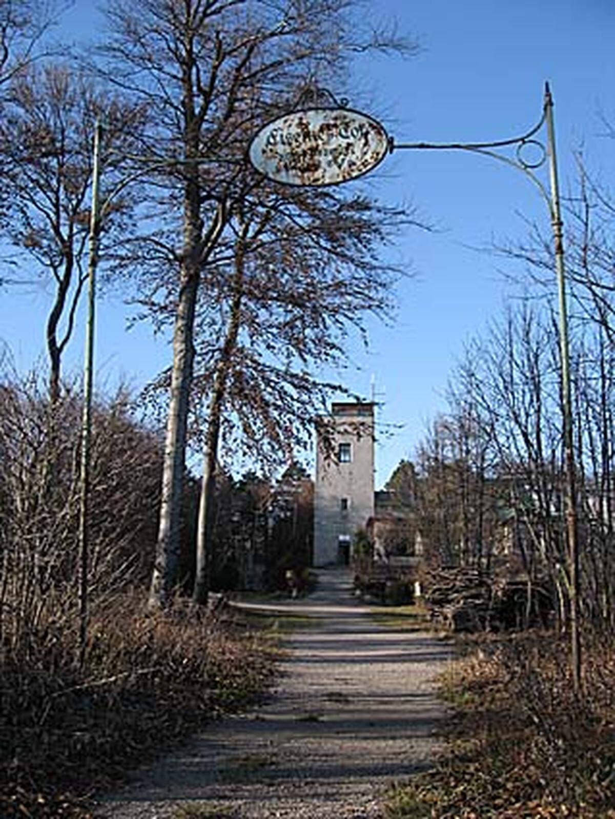 Am Gipfel des Hohen Lindkogels (847) lädt das Schutzhaus Eisernes Tor zu einer Rast. Dort kehren nicht nur Wanderer und Mountainbiker ein, sondern auch ortsansässige Familien, die mit ihrem Auto eine Schotterstraße rauffahren.