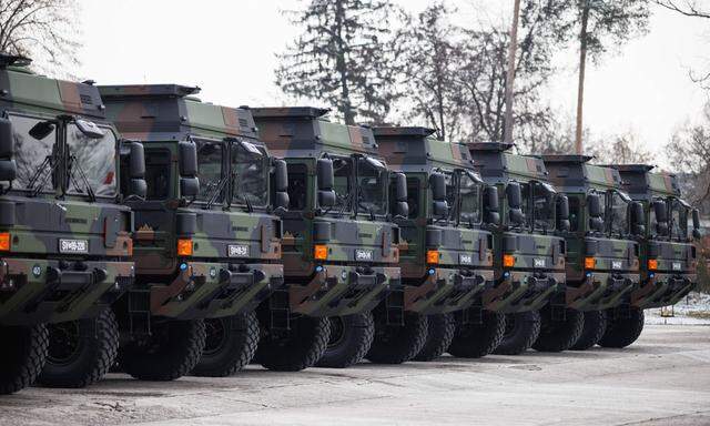 Militärische Transportfahrzeuge – im Bild solche von Rheinmetall MAN – haben wieder Konjunktur.