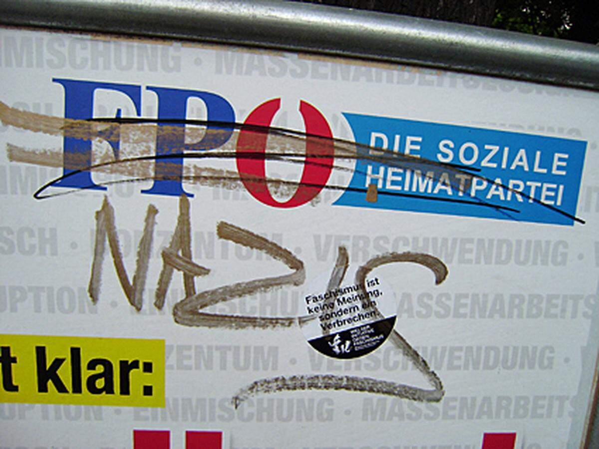 Besonders oft sind die FPÖ-Plakate mit dem Wort "Nazi" beschmiert.