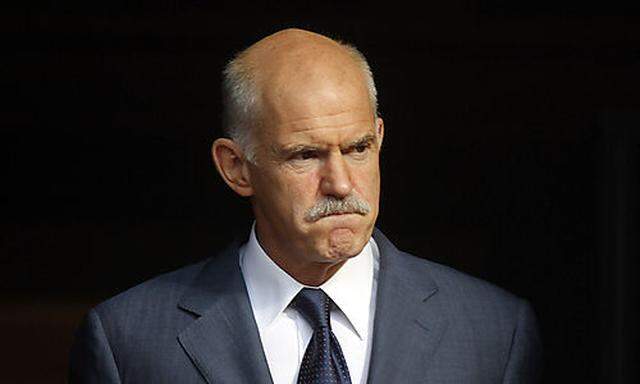 Greeces  Prime Minister George Papandreou awaits the Emir of Qatar,  Sheikh Hamad Bin Khalifa Al Thas  Prime Minister George Papandreou awaits the Emir of Qatar,  Sheikh Hamad Bin Khalifa Al Tha