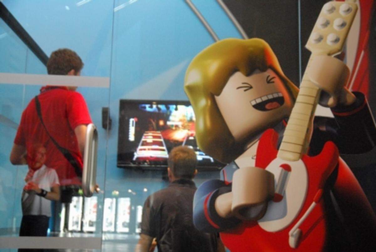 Fast schon inflationär sind die diversen Musik-Games auf der Gamescom, wie zum Beispiel Lego Rock Band. Dazu gibt es noch DJ Hero, Guitar Hero, The Beatles: Rock Band und ein paar weitere Gitarren- und Schlagzeugspiele zu sehen.