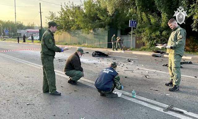 Untersuchungen nach der Autoexplosion nahe Moskau.
