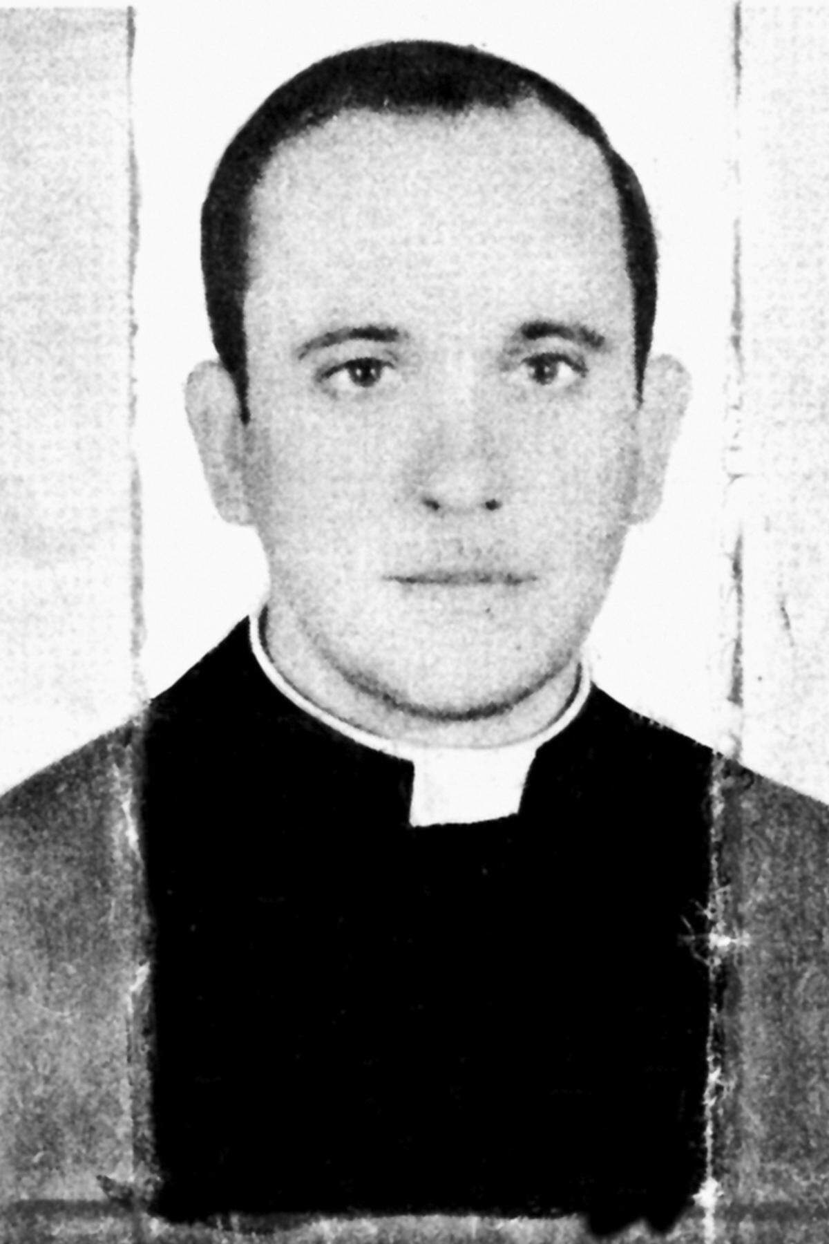 1969 zum Priester geweiht, begann er eine lange Karriere innerhalb seines Ordens, wo er es 1973 bereits zum Provinzial schaffte.