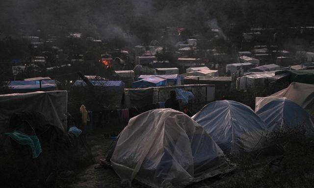 Behelfsmäßige Unterkünfte im überfüllten Flüchtlingslager Moria auf Lesbos