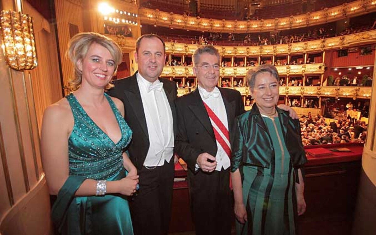 Vizekanzler Josef Pröll (2. v. li), BP Heinz Fischer (3.v.li), jeweils mit Gattin