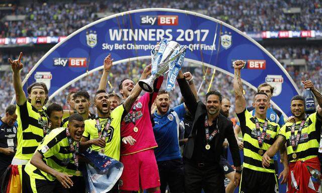 Huddersfield Town im Hoch: der Fußballklub kehrt nach 45 Jahren wieder in die Premier League zurück. 
