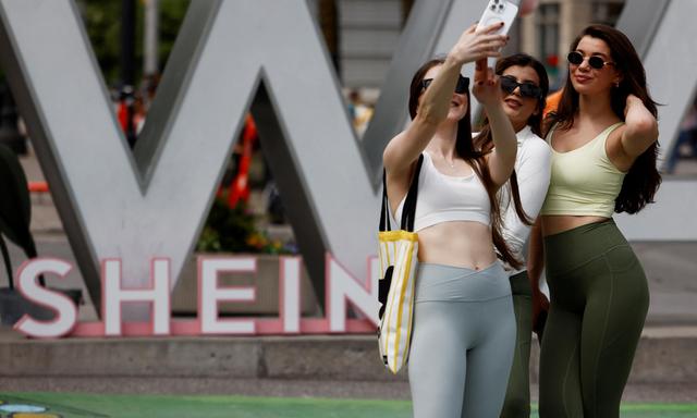 Frauen posieren vor einem Pop-up-Store des Fast-Fashion-Händlers in Ottawa, Kanada.