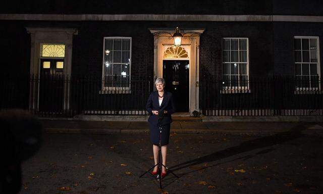 Premierministerin Theresa May steht mit dem Rücken zur Wand: Abgeordnete ihrer Tory-Fraktion planen wegen des Brexit-Entwurfs ein Misstrauensvotum. 