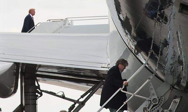 Als beide noch offiziell zusammenarbeiteten. Donald Trump und sein damaliger Berater Steve Bannon besteigen die Air Force One.