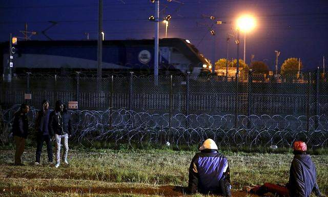 Mit harten Gesetzen will Cameron den Flüchtlingsandrang - auch aus Calais - stoppen.