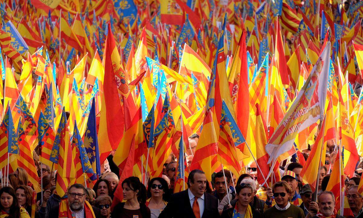 Die Unabhängigkeitsbestrebungen der Katalanen hielten Europa über mehrere Wochen in Atem. Zuerst das von der Regionalregierung illegal einberufene Referendum, das deutlich mehr Unabhängigkeitsbefürworter mobilisierte und damit ein Ja Kataloniens für eine Abspaltung von Spanien signalisierte. Später das Katz-und-Maus-Spiel zwischen Spaniens Premier Mariano Rajoy und dem ehemaligen katalanischen Regionalchef Carles Puigdemont, das in der Flucht Puigdemonts nach Belgien und der Kontrollübernahme durch Madrid gipfelte. Am 21. Dezember geben die Katalanen bei Regionalwahlen nun offiziell ihre Meinung über die Autonomie Kataloniens ab. Die Krise ist ein Sieg für den spanischen Rechtsstaat.