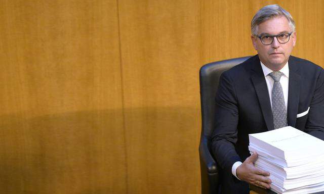 Finanzminister Magnus Brunner mit dem 4000 Seiten dicken „Budgetziegel“.