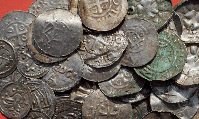 Rund 600 Münzen fanden sich in der Erde, 100 davon datiert auf die Zeit des Dänenkönigs Harald Blauzahn (910–987). 