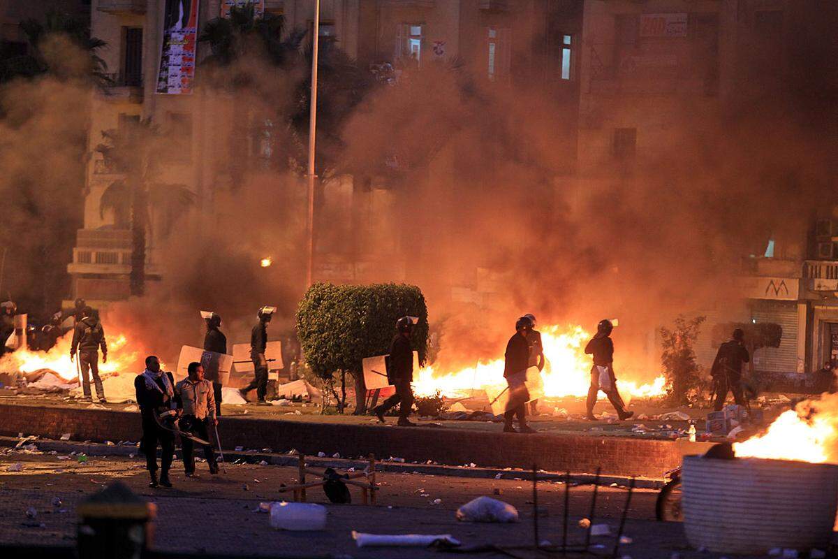 Begonnen hatten die Straßenschlachten am Samstag. Eine Gruppe von mehreren hundert Demonstranten hatte nach einer Großdemonstration am Tag zuvor auf dem Tahrir-Platz erneut ihre Zelte aufgebaut.