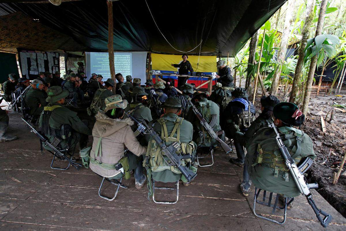 FARC, das steht für "Fuerzas Armadas Revolucionarias de Colombia", also "Revolutionäre Streitkräfte Kolumbiens". Seit 1964 führt die marxistische Guerilla-Truppe einen Kampf gegen den kolumbianischen Staat.