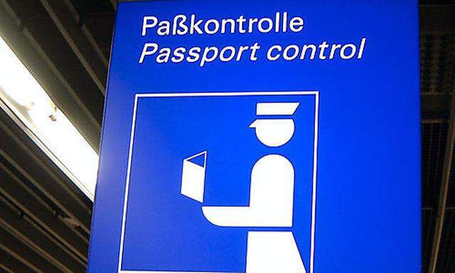 Schild der Passkontrolle auf einem Flughafen