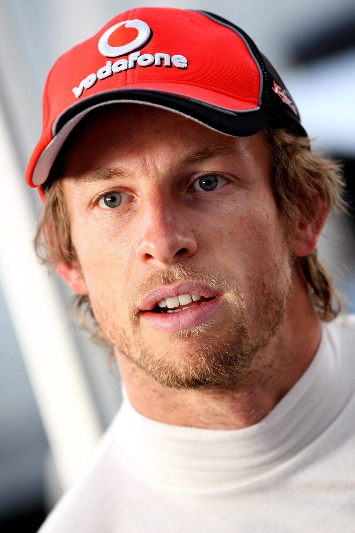 Jenson Button (GBR)  Geboren: 19. Jänner 1980 in Frome  Erster Grand Prix: 12. März 2000 Australien  Erster GP-Sieg: 6. August 2006 Ungarn  GP-Starts: 191  GP-Siege: 9  Bisherige Teams: Williams-BMW (2000), Benetton-Renault (2001), Renault (2002), BAR-Honda (2003-2005), Honda (2006-2008), Brawn GP (2009)  Größter Erfolg: Weltmeister 2009